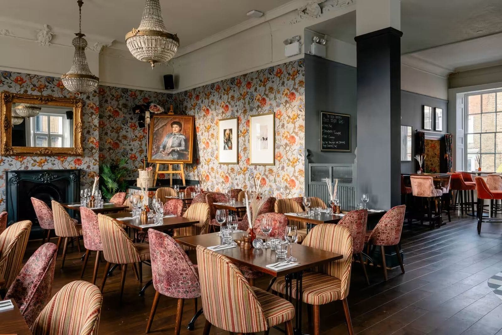 Lillie Langtry Lounge Room, photo 3
