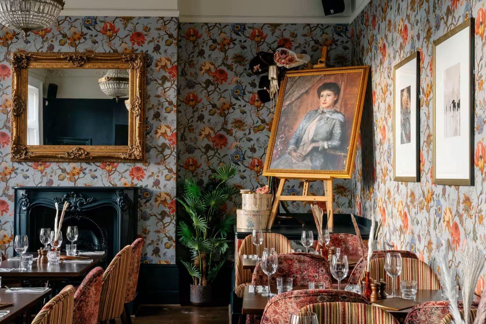 Lillie Langtry Lounge Room, photo 4